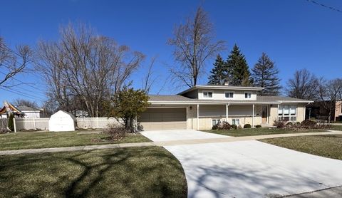 Tiny photo for 204 W Clarendon Street, Arlington Heights, IL 60004 (MLS # 12592213)