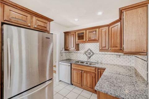 Tiny photo for 204 W Clarendon Street, Arlington Heights, IL 60004 (MLS # 12592213)