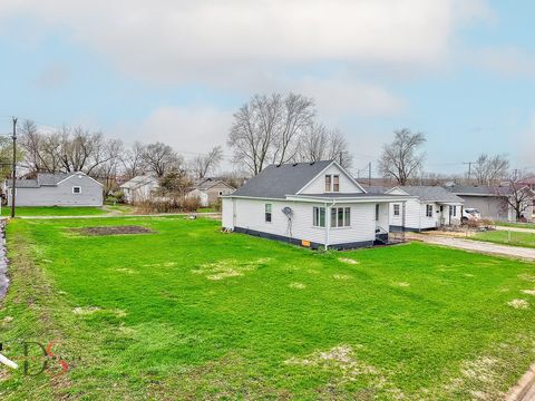 Tiny photo for 319 Railroad Avenue, Ottawa, IL 61350 (MLS # 12610077)