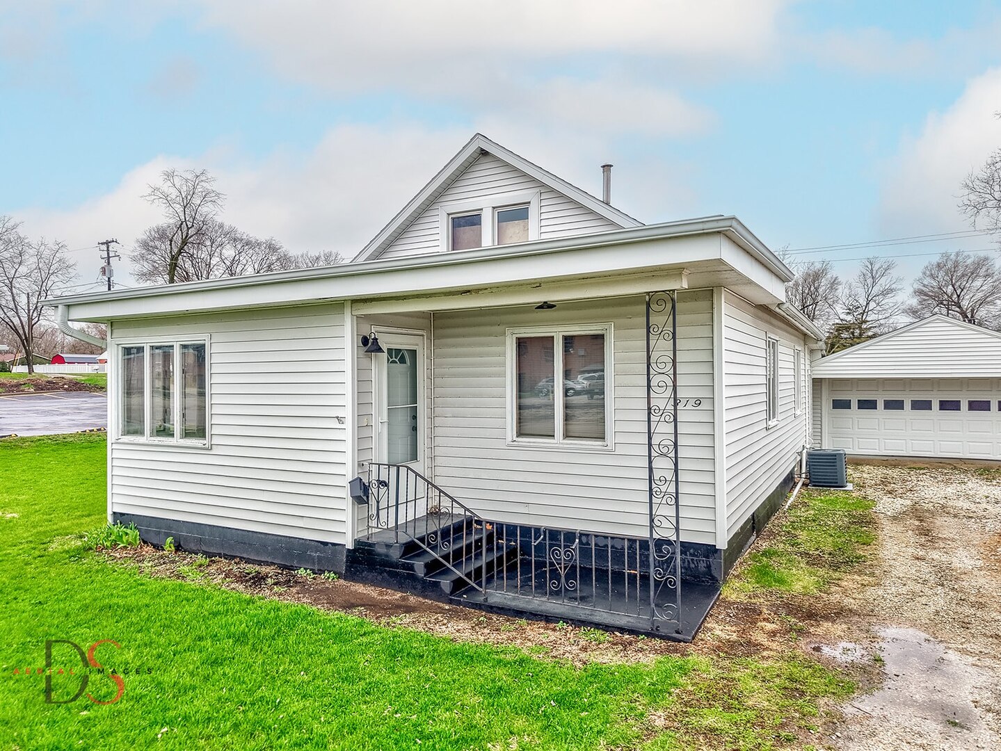 319 Railroad Avenue