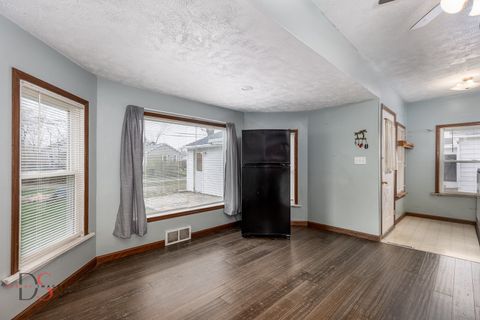 Tiny photo for 319 Railroad Avenue, Ottawa, IL 61350 (MLS # 12610077)