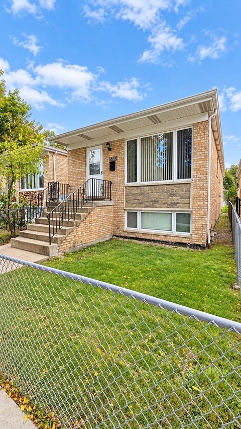 Tiny photo for 5203 W Carmen Avenue, Chicago, IL 60630 (MLS # 12768228)