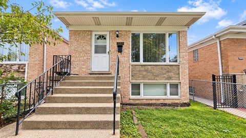 Photo of 5203 W Carmen Avenue, Chicago, IL 60630 (MLS # 12768228)