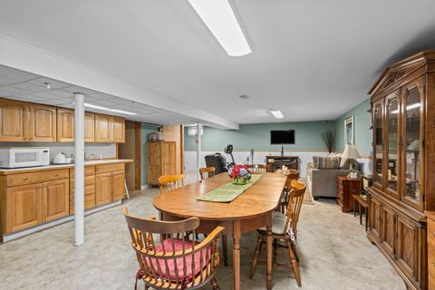 Tiny photo for 827 N Gibbons Avenue, Arlington Heights, IL 60004 (MLS # 12634022)