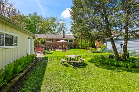 Tiny photo for 827 N Gibbons Avenue, Arlington Heights, IL 60004 (MLS # 12634022)