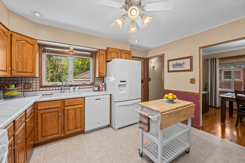 Tiny photo for 827 N Gibbons Avenue, Arlington Heights, IL 60004 (MLS # 12634022)