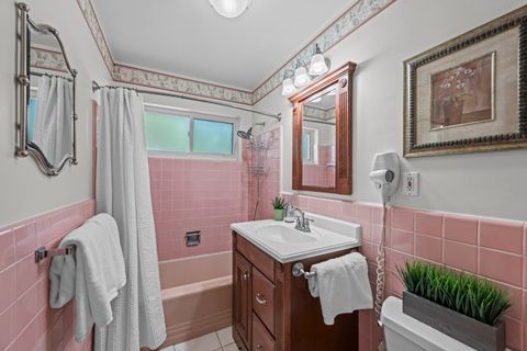 Tiny photo for 827 N Gibbons Avenue, Arlington Heights, IL 60004 (MLS # 12634022)