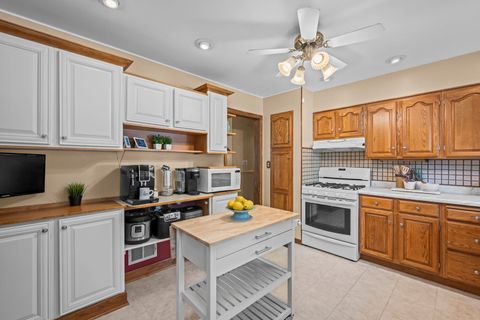 Tiny photo for 827 N Gibbons Avenue, Arlington Heights, IL 60004 (MLS # 12634022)