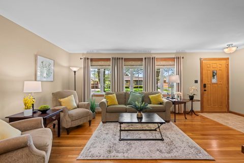 Tiny photo for 827 N Gibbons Avenue, Arlington Heights, IL 60004 (MLS # 12634022)