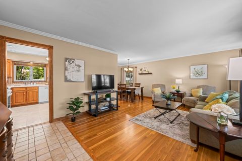 Tiny photo for 827 N Gibbons Avenue, Arlington Heights, IL 60004 (MLS # 12634022)