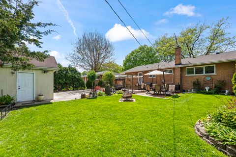 Tiny photo for 827 N Gibbons Avenue, Arlington Heights, IL 60004 (MLS # 12634022)