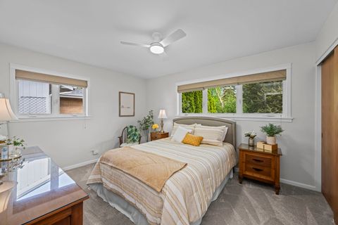 Tiny photo for 827 N Gibbons Avenue, Arlington Heights, IL 60004 (MLS # 12634022)