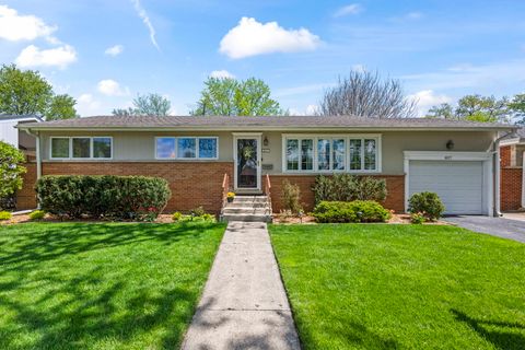 Photo of 827 N Gibbons Avenue, Arlington Heights, IL 60004 (MLS # 12634022)