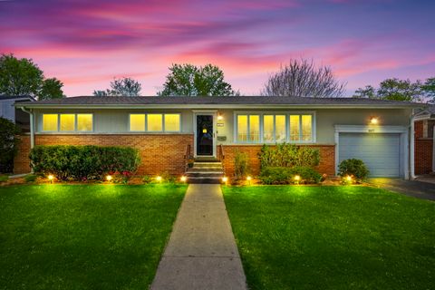 Tiny photo for 827 N Gibbons Avenue, Arlington Heights, IL 60004 (MLS # 12634022)