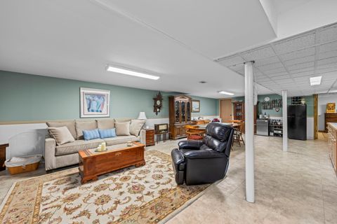 Tiny photo for 827 N Gibbons Avenue, Arlington Heights, IL 60004 (MLS # 12634022)