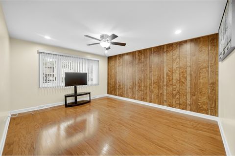 Tiny photo for 9454 Meadow Lane, Des Plaines, IL 60016 (MLS # 12479262)