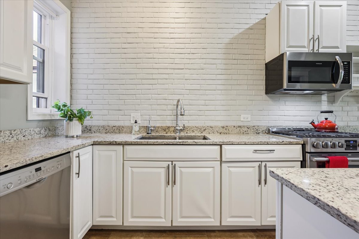 Chicago, Illinois 60637, United States, 4 Bedrooms Bedrooms, ,2 BathroomsBathrooms,Residential,Contingent,212408