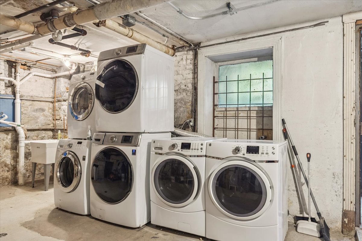 Chicago, Illinois 60637, United States, 4 Bedrooms Bedrooms, ,2 BathroomsBathrooms,Residential,Contingent,212408