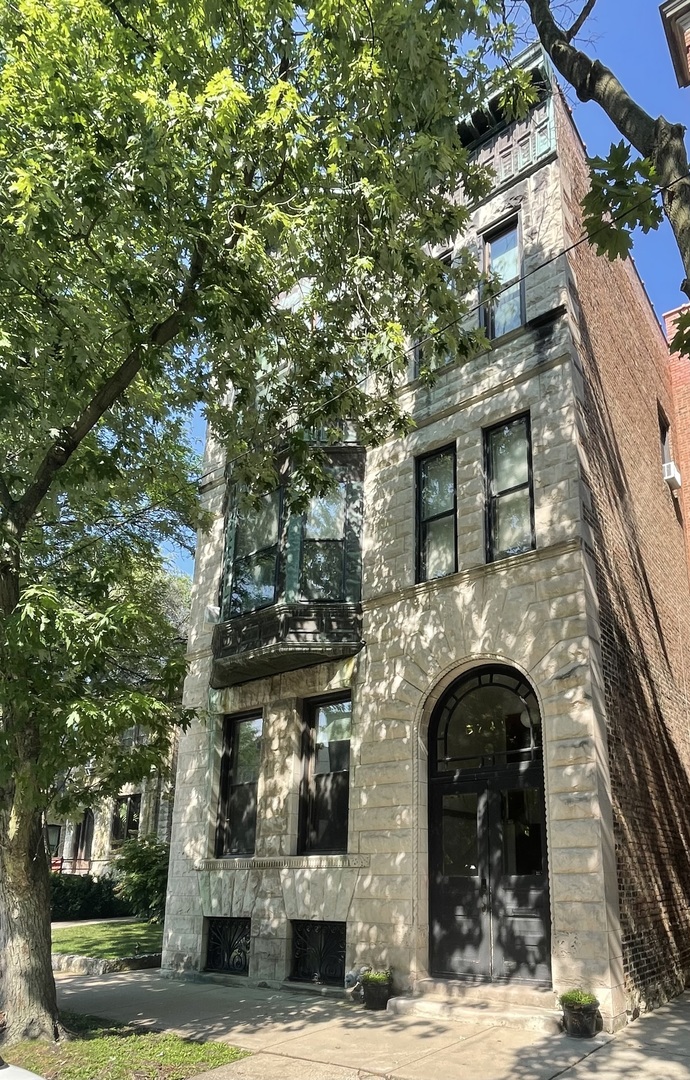 Chicago, Illinois 60637, United States, 4 Bedrooms Bedrooms, ,2 BathroomsBathrooms,Residential,Contingent,212408