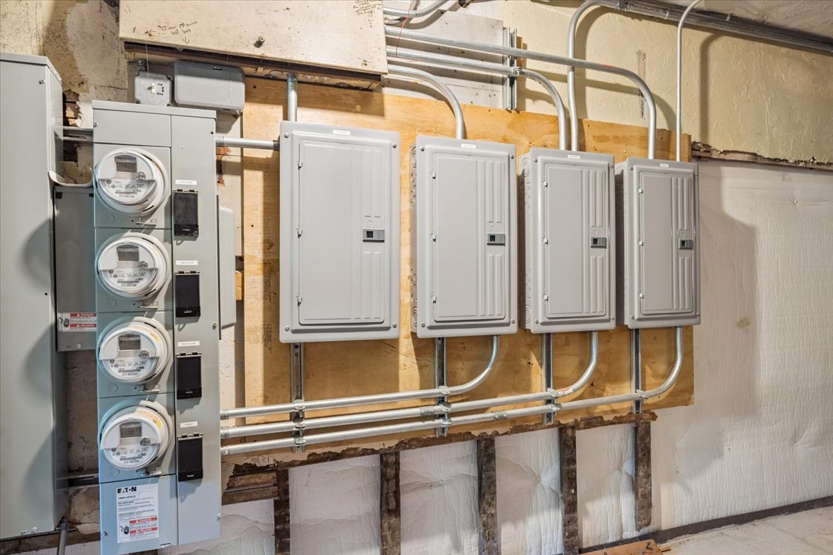 Chicago, Illinois 60637, United States, 4 Bedrooms Bedrooms, ,2 BathroomsBathrooms,Residential,Contingent,212408