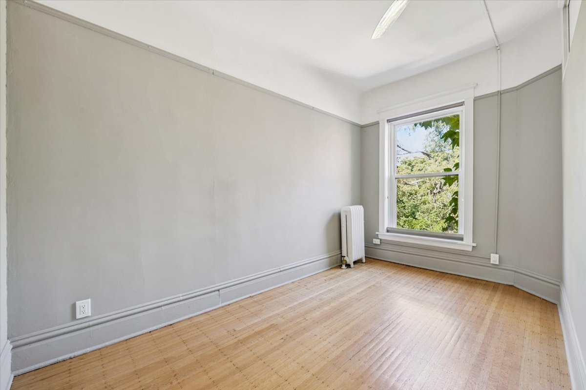 Chicago, Illinois 60637, United States, 4 Bedrooms Bedrooms, ,2 BathroomsBathrooms,Residential,Contingent,212408