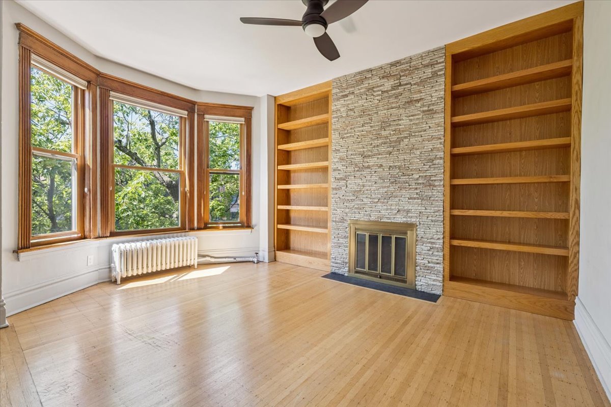 Chicago, Illinois 60637, United States, 4 Bedrooms Bedrooms, ,2 BathroomsBathrooms,Residential,Contingent,212408