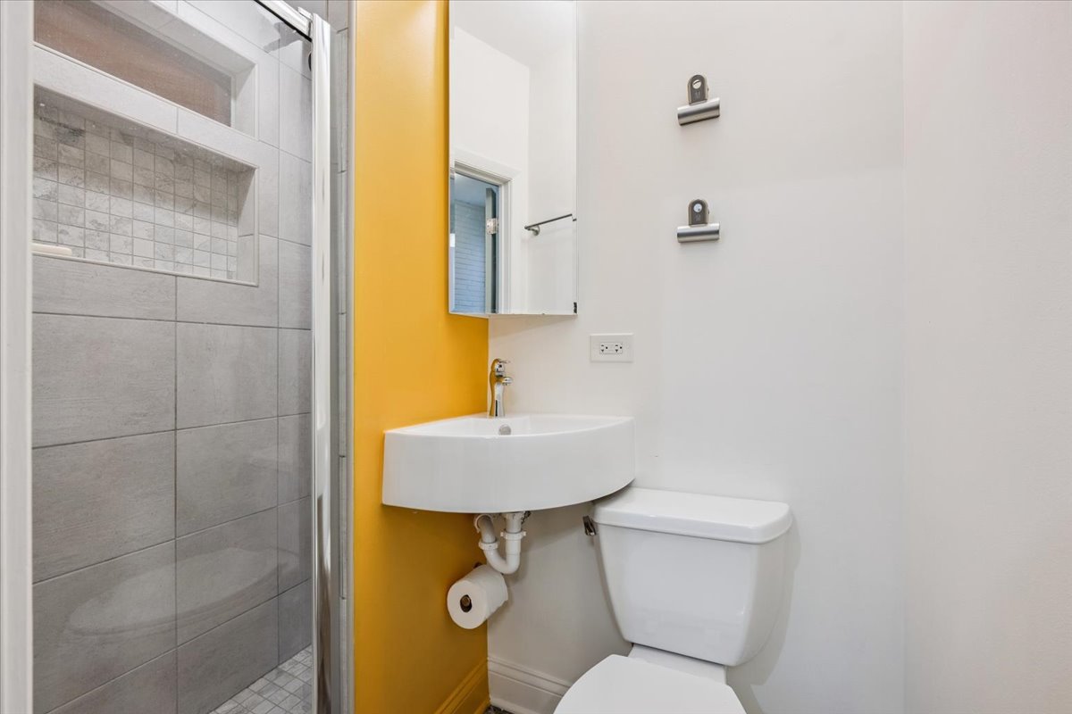 Chicago, Illinois 60637, United States, 4 Bedrooms Bedrooms, ,2 BathroomsBathrooms,Residential,Contingent,212408