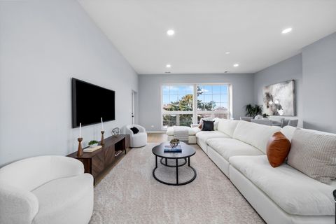 Tiny photo for 5830 N Lincoln Avenue #2W, Chicago, IL 60659 (MLS # 12551532)