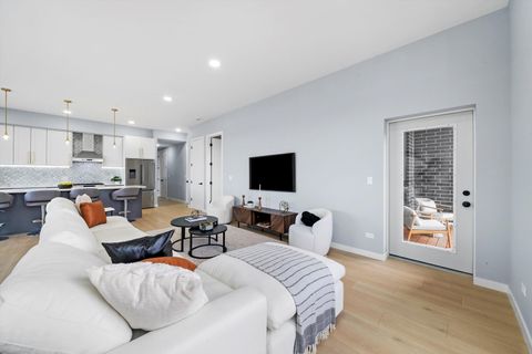 Tiny photo for 5830 N Lincoln Avenue #2W, Chicago, IL 60659 (MLS # 12551532)