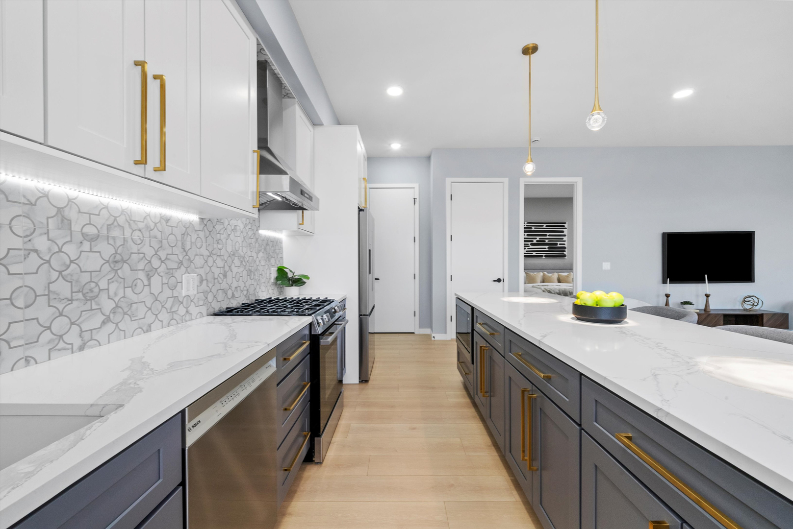 5830 N Lincoln Avenue 2W