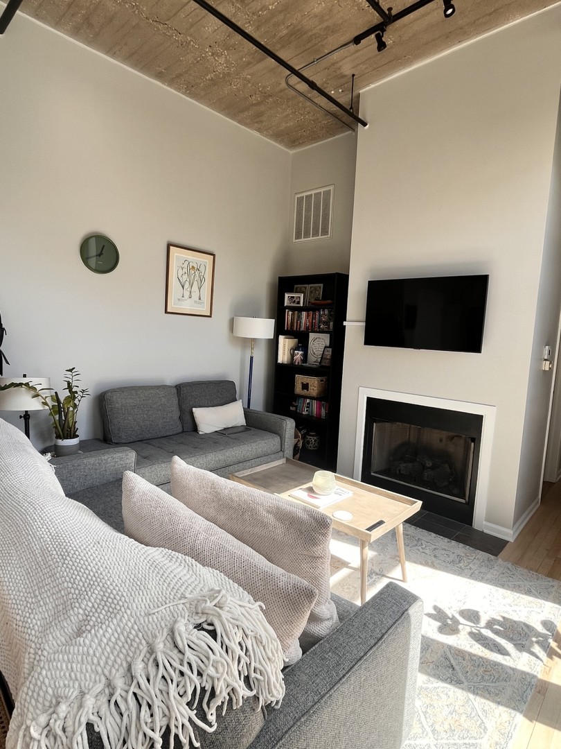 758 N Larrabee Street 833