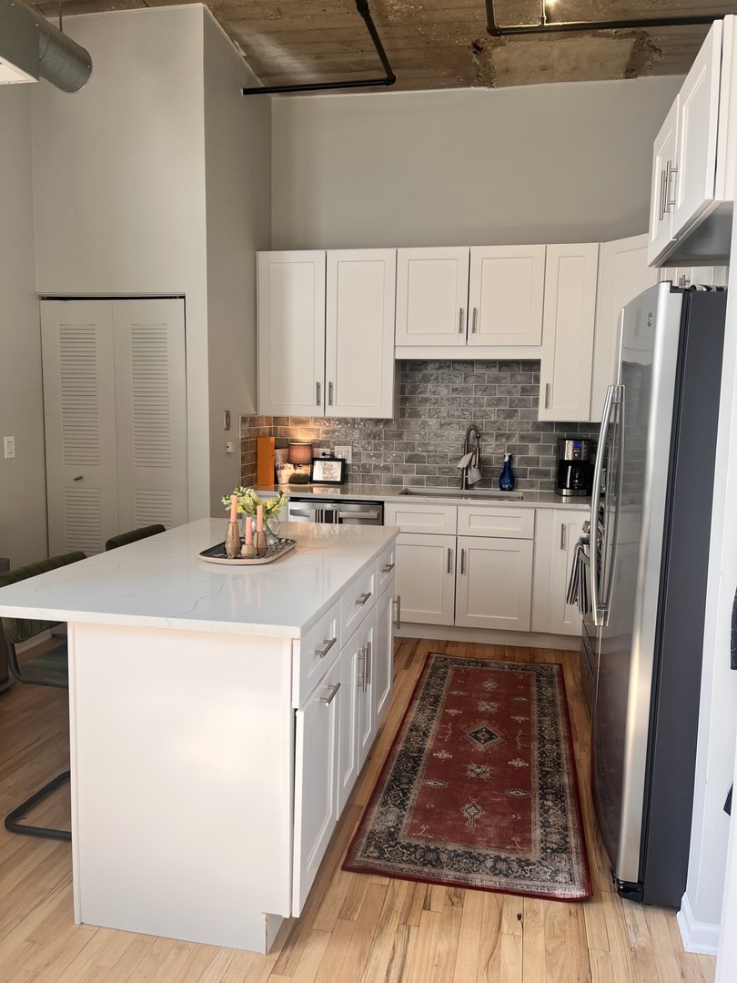 758 N Larrabee Street 833