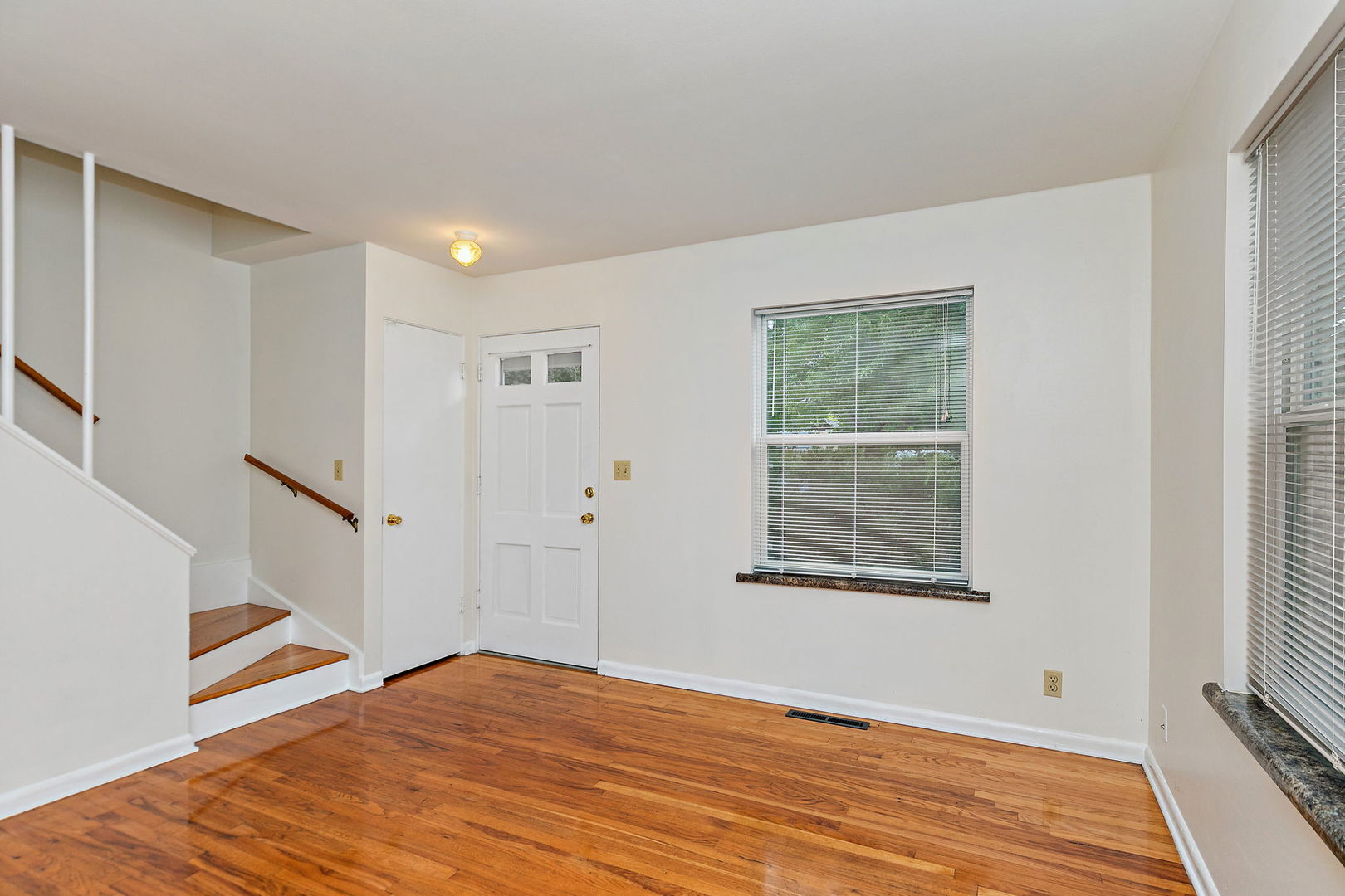 Crystal Lake, Illinois 60014, United States, 4 Bedrooms Bedrooms, ,2 BathroomsBathrooms,Residential,Active,228964