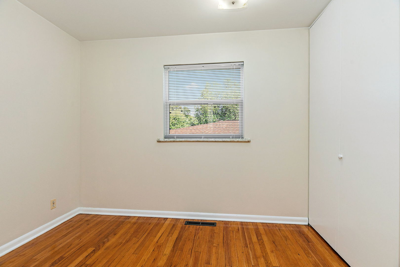 Crystal Lake, Illinois 60014, United States, 4 Bedrooms Bedrooms, ,2 BathroomsBathrooms,Residential,Active,228964