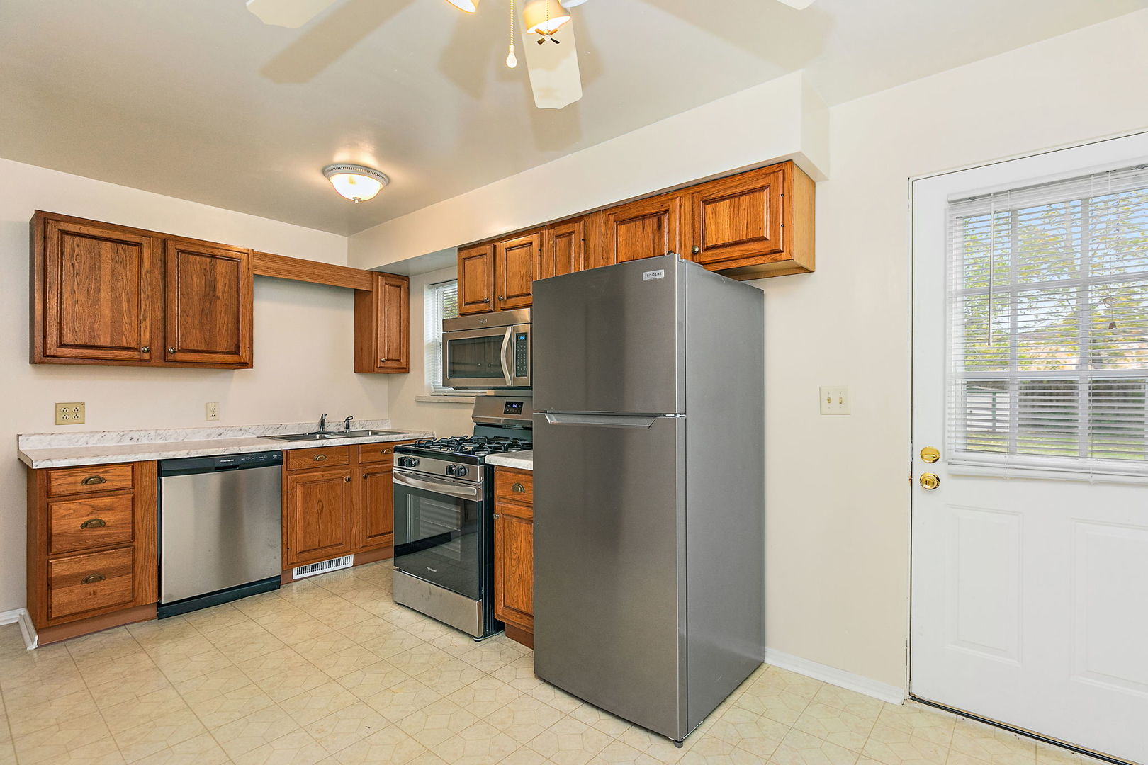 Crystal Lake, Illinois 60014, United States, 4 Bedrooms Bedrooms, ,2 BathroomsBathrooms,Residential,Active,228964