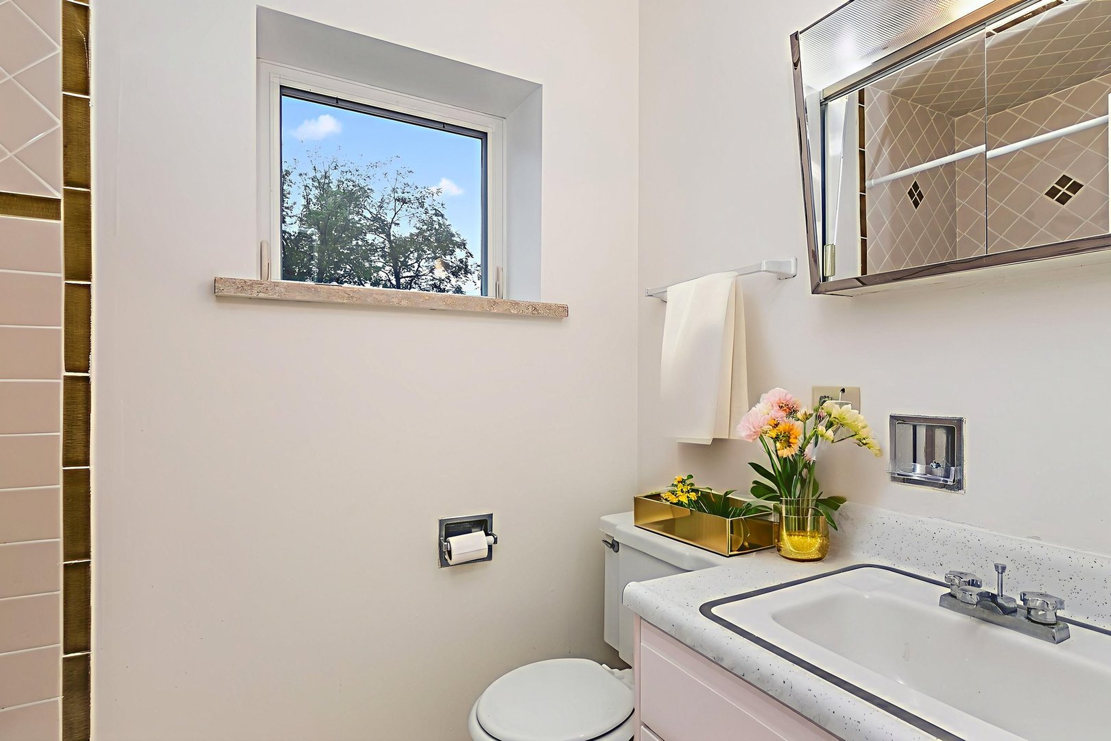 Crystal Lake, Illinois 60014, United States, 4 Bedrooms Bedrooms, ,2 BathroomsBathrooms,Residential,Active,228964