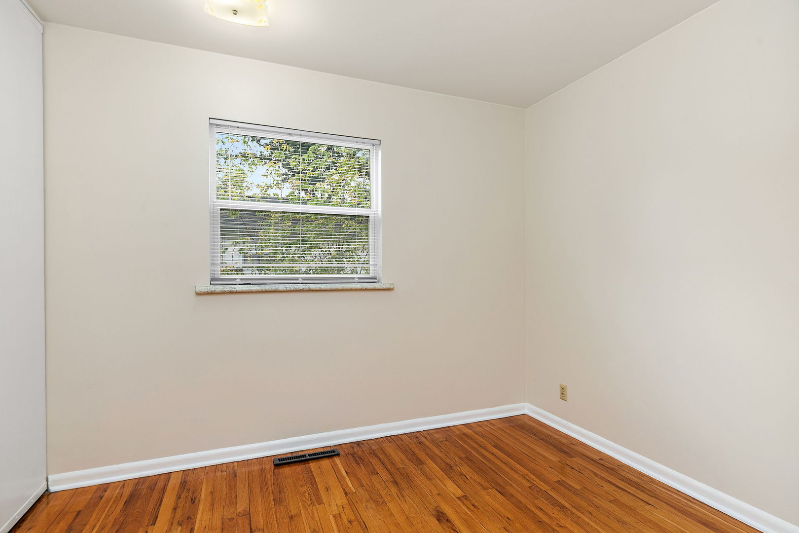 Crystal Lake, Illinois 60014, United States, 4 Bedrooms Bedrooms, ,2 BathroomsBathrooms,Residential,Active,228964