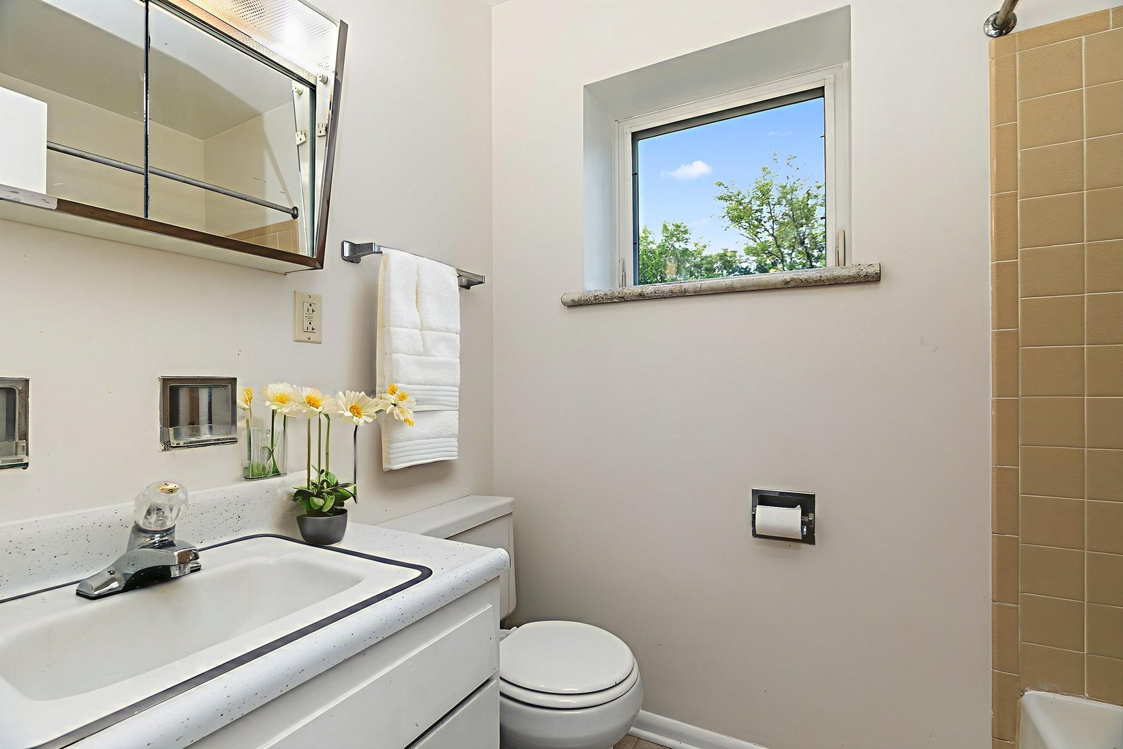 Crystal Lake, Illinois 60014, United States, 4 Bedrooms Bedrooms, ,2 BathroomsBathrooms,Residential,Active,228964