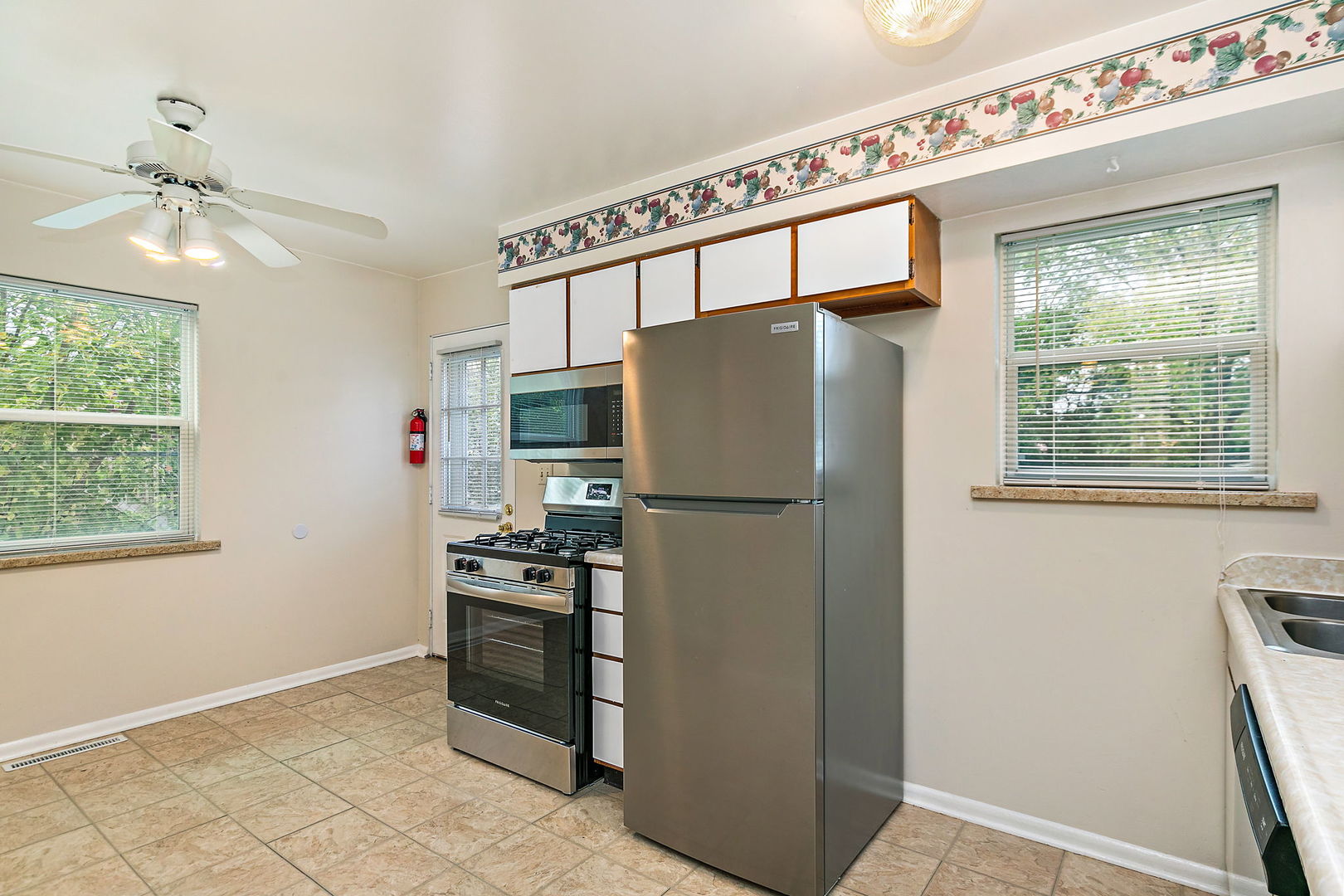 Crystal Lake, Illinois 60014, United States, 4 Bedrooms Bedrooms, ,2 BathroomsBathrooms,Residential,Active,228964