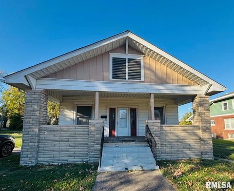 Photo of 310 W WALNUT Street, Carbondale, IL 62901 (MLS # EB460224)