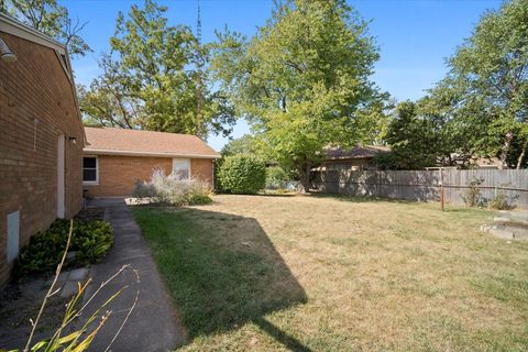 Tiny photo for 2202 E Oakland Avenue, Bloomington, IL 61701 (MLS # 12486205)
