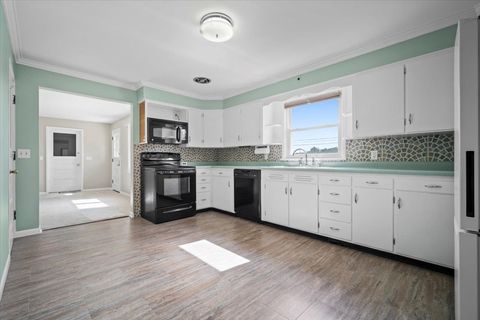 Tiny photo for 2202 E Oakland Avenue, Bloomington, IL 61701 (MLS # 12486205)