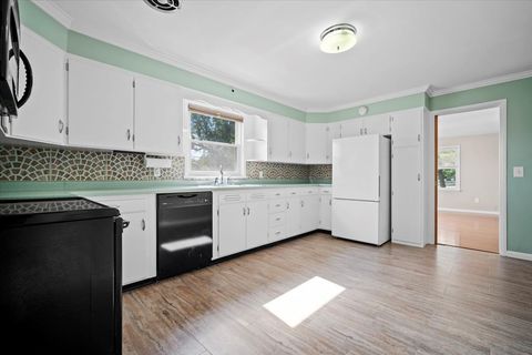 Tiny photo for 2202 E Oakland Avenue, Bloomington, IL 61701 (MLS # 12486205)