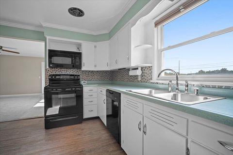 Tiny photo for 2202 E Oakland Avenue, Bloomington, IL 61701 (MLS # 12486205)