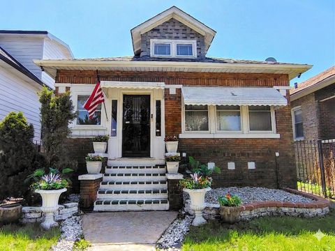 Photo of 4831 W Haddon Avenue, Chicago, IL 60651 (MLS # 12623534)