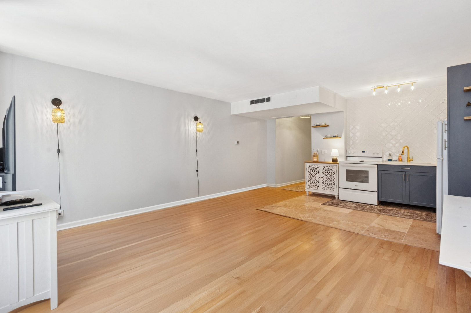 260 E Chestnut Street 1706