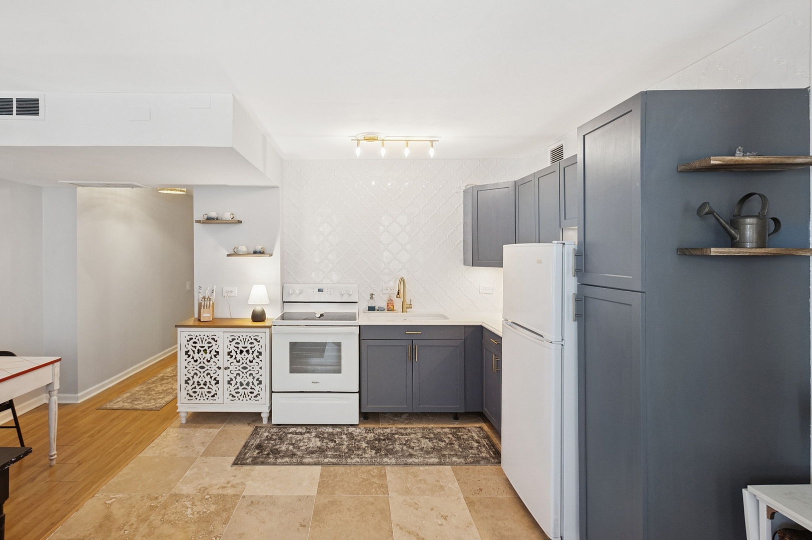 260 E Chestnut Street 1706