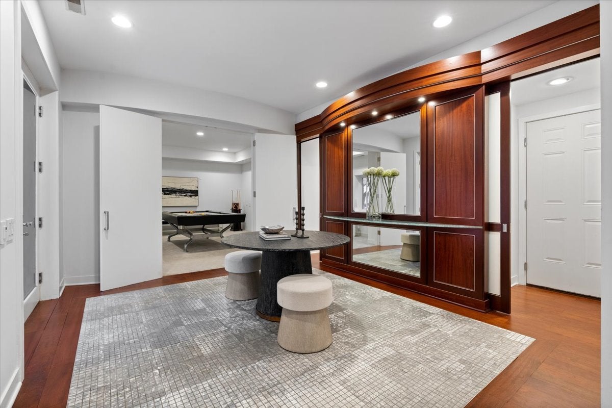 460 W Superior Street 4-5
