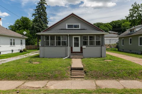 Photo of 1827 13th Street, Rock Island, IL 61201 (MLS # 12686834)