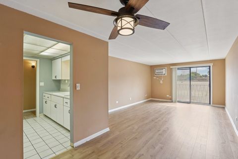 Tiny photo for 915 Graceland Avenue #1E, Des Plaines, IL 60016 (MLS # 12497199)